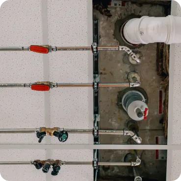 Referenz von Maibach Bau: Installationswand mit Leitungen