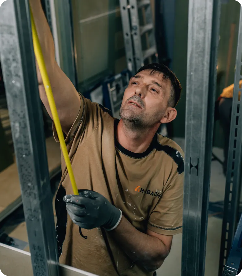Mitarbeiter von Maibach Bau bei der Arbeit auf einer Baustelle in Allersberg