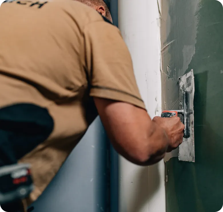 Handwerker von Maibach Bau bei Montagearbeiten