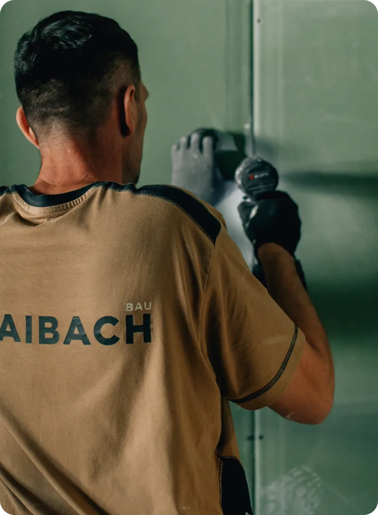 Trockenbauer von Maibach Bau bei der Montage einer Ständerwand in Allersberg